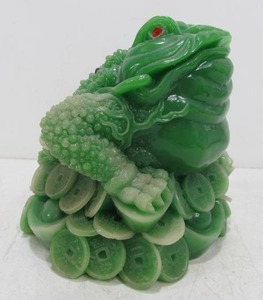 lot 182 image: Very Cool Vintage Highly Detailed Jade-Like Frog Sculpture