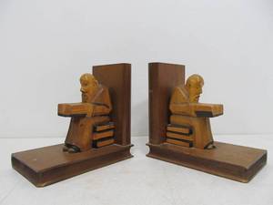 lot 184 image: Vintage Hand Carved Elder wBooks Set of bookends
