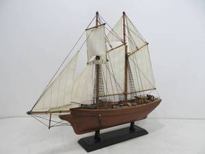 lot 223 image: Heritage Mint Wooden Ship Model Nautical Maritime Display