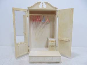 lot 259 image: Vintage 1960s BARBIE Susy Goose Wardrobe Cabinet & Hope Chest