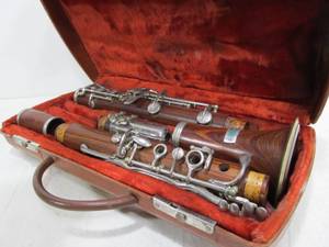 lot 266 image: Vintage BUNDY Clarinet - Chrome Keys on Cocobolo Wood wHard Case