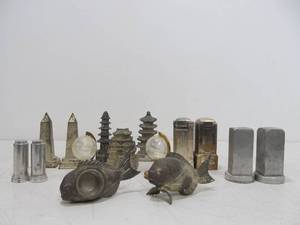 lot 197 image: Lot of Vintage Deco 1930s Salt & Pepper Shaker Sets