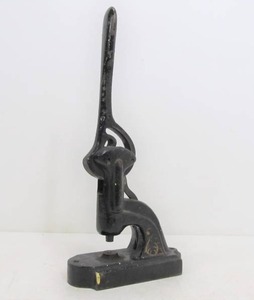 lot 200 image: Antique Cast Iron 1880s The Challenge Eyelet Press