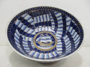 lot 204 image: Very Nice Looking Oriental Enameled Porcelain Bowl wShip Decoration