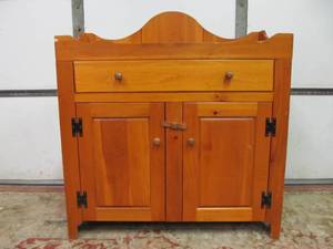 lot 304 image: Vintage MASTERCRAFT S.J. Bailey & Sons Pine Wood Hutch