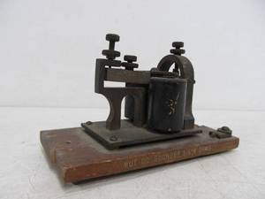 lot 319 image: Antique WESTERN UNION Telegraph Company Model 1-A Railroad Telegraph Sounder