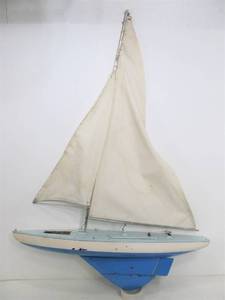 lot 321 image: Large Vintage Wooden Battery-Operated Pond Sailboat 