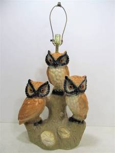 lot 322 image: LARGE Vintage Chalkware Owl Table Lamp