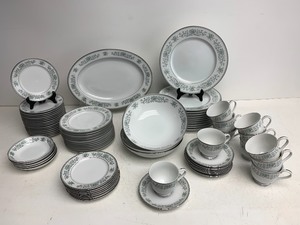lot 189 image: Very Nice Clean Set of ONEIDA Lynwood China