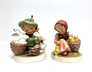 lot 63 image: 2 Vintage HUMMEL Figurines