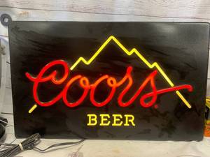 lot 31 image: Vintage Coors Beer Lighted Sign (approx 16 x 25)