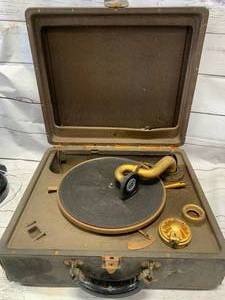 lot 32 image: Antique VictrolaRecord Player