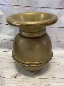 lot 48 image: Antique Brass Heavy Spittoon 11 Tall