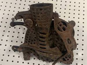 lot 75 image: Antique R&H Cast Iron Corn Sheller