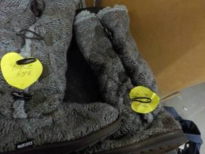 Mukluks size 8 missing 2 buttons...