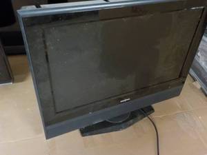 26 Insignia TV Powers On...