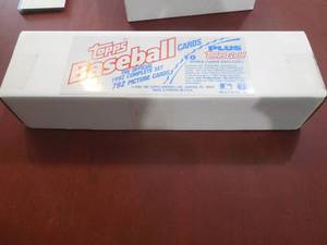 lot 134 image: 1992 Topps Baseball Factory Sealed Set (792) Cards With (10) Random Gold Foil Cards