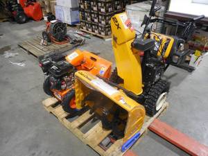 lot 7 image: (2) SNOWBLOWERS FOR PARTS  REPAIR