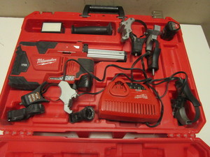 lot 103 image: MILWAUKEE M12 HAMMERVAC UNIVERSAL DUST EXTRACTOR