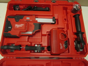 lot 104 image: MILWAUKEE M12 HAMMERVAC UNIVERSAL DUST EXTRACTOR