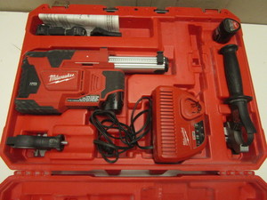 lot 105 image: MILWAUKEE M12 HAMMERVAC UNIVERSAL DUST EXTRACTOR