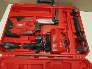 lot 106 image: MILWAUKEE M12 HAMMERVAC UNIVERSAL DUST EXTRACTOR