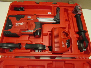 lot 107 image: MILWAUKEE M12 HAMMERVAC UNIVERSAL DUST EXTRACTOR