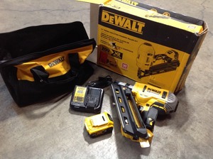 DEWALT 20-Volt MAX Lithium-Ion Cordless Brushless 2-Speed 30° Paper Collated Framing Nailer with 4Ah Battery and Charger SLIGHTLY USED BUT COMPLETE SEE PICS