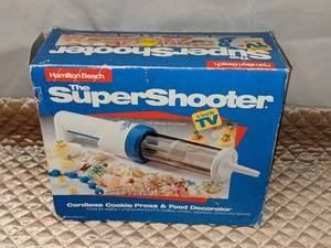 lot 78 image: VINTAGE Super Shooter Cordless Cookie Press Model 80000 Hamilton Beach