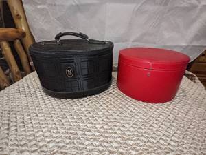 lot 98 image: CBS Oval HatboxTrain CaseTravel Bag & Red Hatbox
