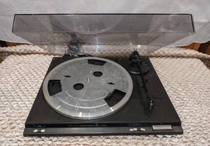 lot 10 image: Vintage Technics Turntable