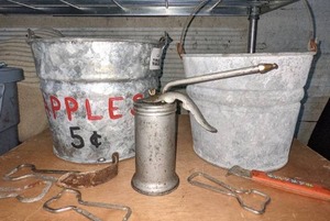 lot 123 image: Pair of Galvanized Pails wHandles