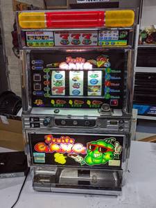 lot 6 image: Vintage Takasago Fruit Gang 7s Slot Machine