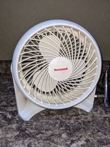 lot 95 image: Table Fans