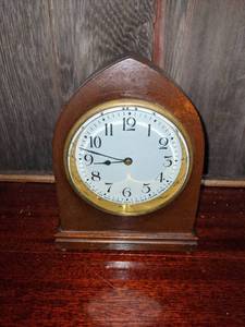 lot 25 image: New Haven Clock Company Mantle Clock