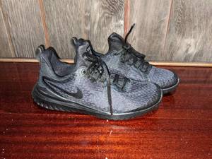 lot 152 image: Black Nike Renew Run Shoes Sz 6