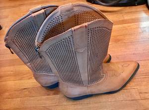lot 144 image: Intalgia Laredo Tan Boots Size 9.5 W - Womens
