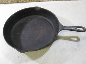(RM3) Cast Iron Fry Pan...