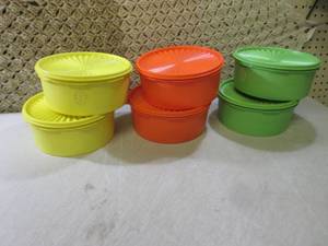 (F-2) Set of Vintage Tupperware Con...