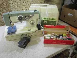 (F-3) Vintage Domestic Sewing Machi...