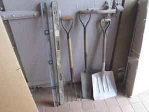 (RMDR) 2 Shovels 2 4ft Levels and G...