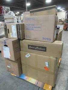 lot 306 image: WHOLESALE MIXED PALLET OF MISCELLANEOUS TOILET BOWLS, TOILET TANKS, SINKS AND MORE