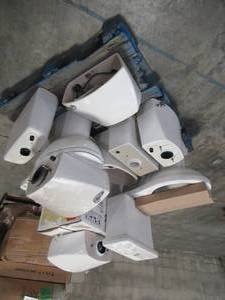 lot 435 image: WHOLESALE MIXED PALLET OF TOILETS AND TOILET TANKS