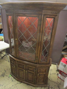 lot 207 image: CENTURY FURNITURE CHINA CABINET, WITH LIGHTED INTERIOR
