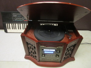 lot 269 image: INNOVATIVE TECHNOLOGY VINTAGE-STYLE MUSIC PLAYER
