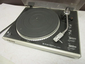 lot 272 image: JVC QUARTZ LOCK DIRECT DRIVE TURNTABLE