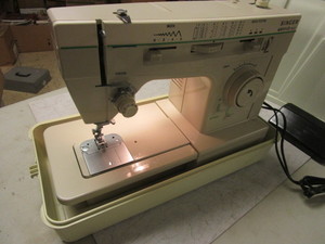 lot 286 image: SINGER SEWING MACHINE