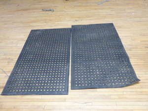 lot 36 image: 2 Anti-Fatigue Drainage Mats