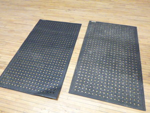 lot 39 image: 2 Anti-Fatigue Drainage Mats