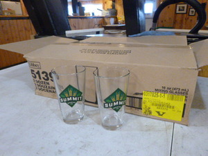 lot 64 image: Summit 16 Ounce Beer Glasses